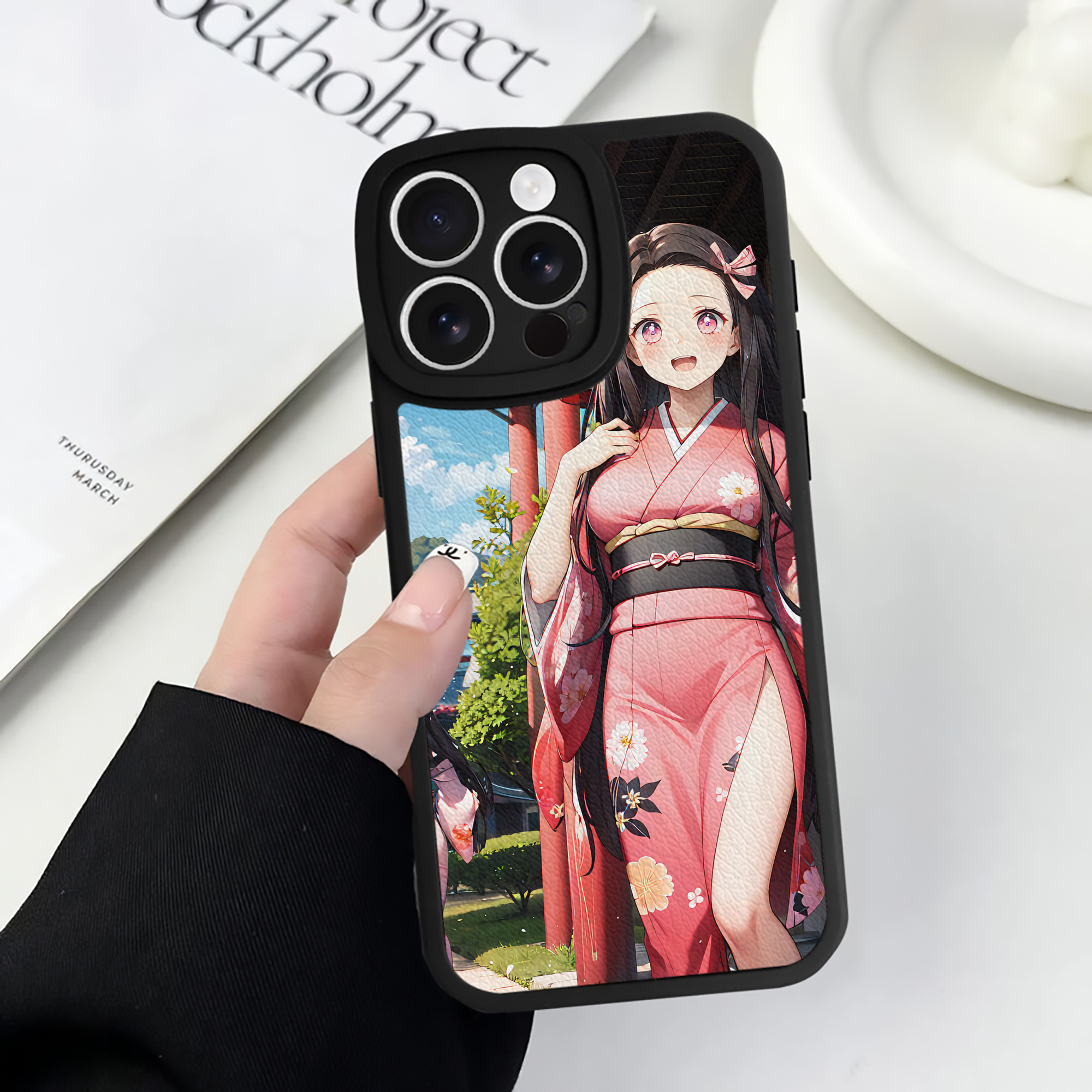 （画像用） 鬼滅の刃（きめつのやいば）竈門 禰󠄀豆子／かまど ねずこ Kamado Nezuko 【iPhone 16シリーズ対応】シリコンスマホケース（レザー調） 材質：シリコン